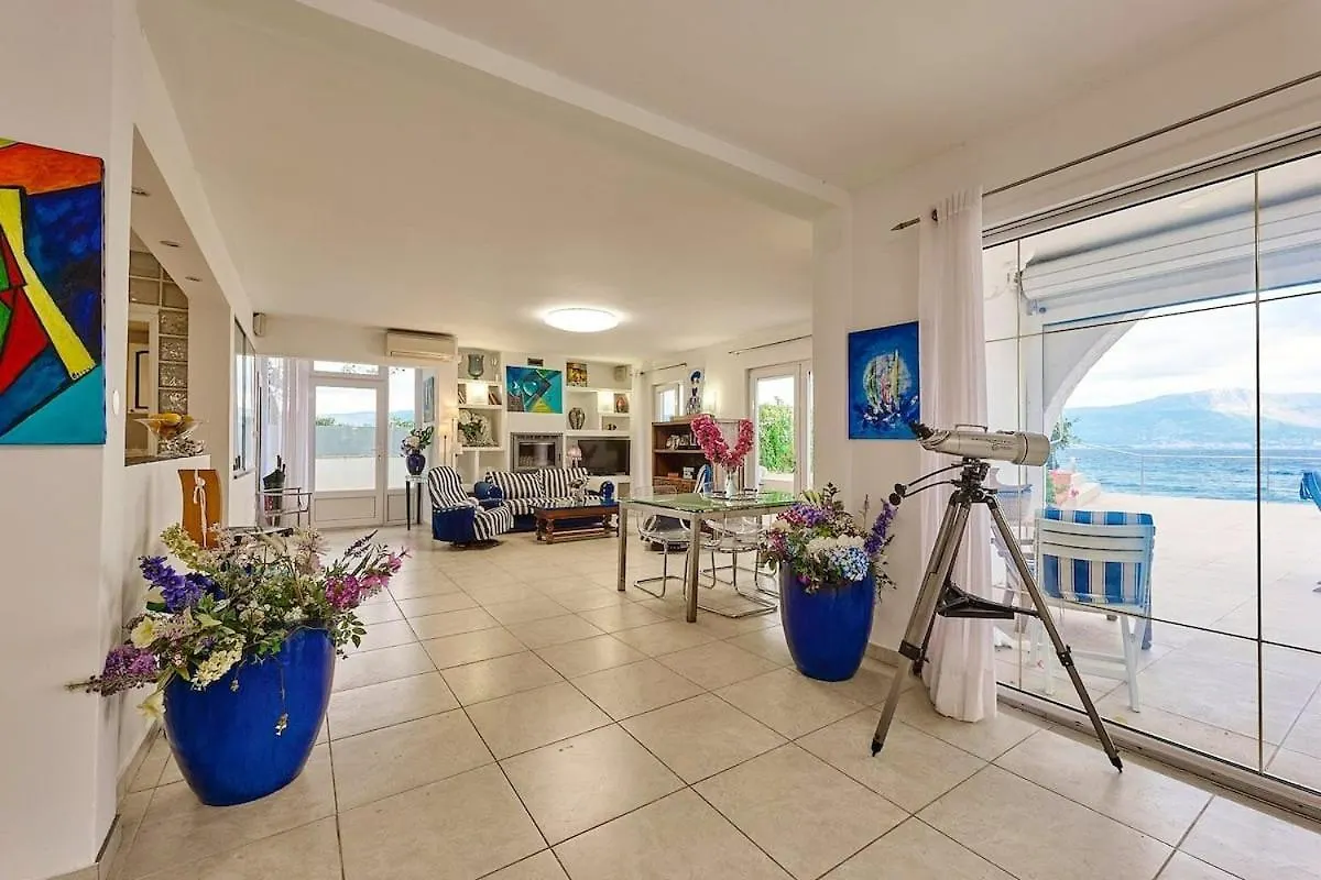 Seafront Villa For 9-10 People Slatine