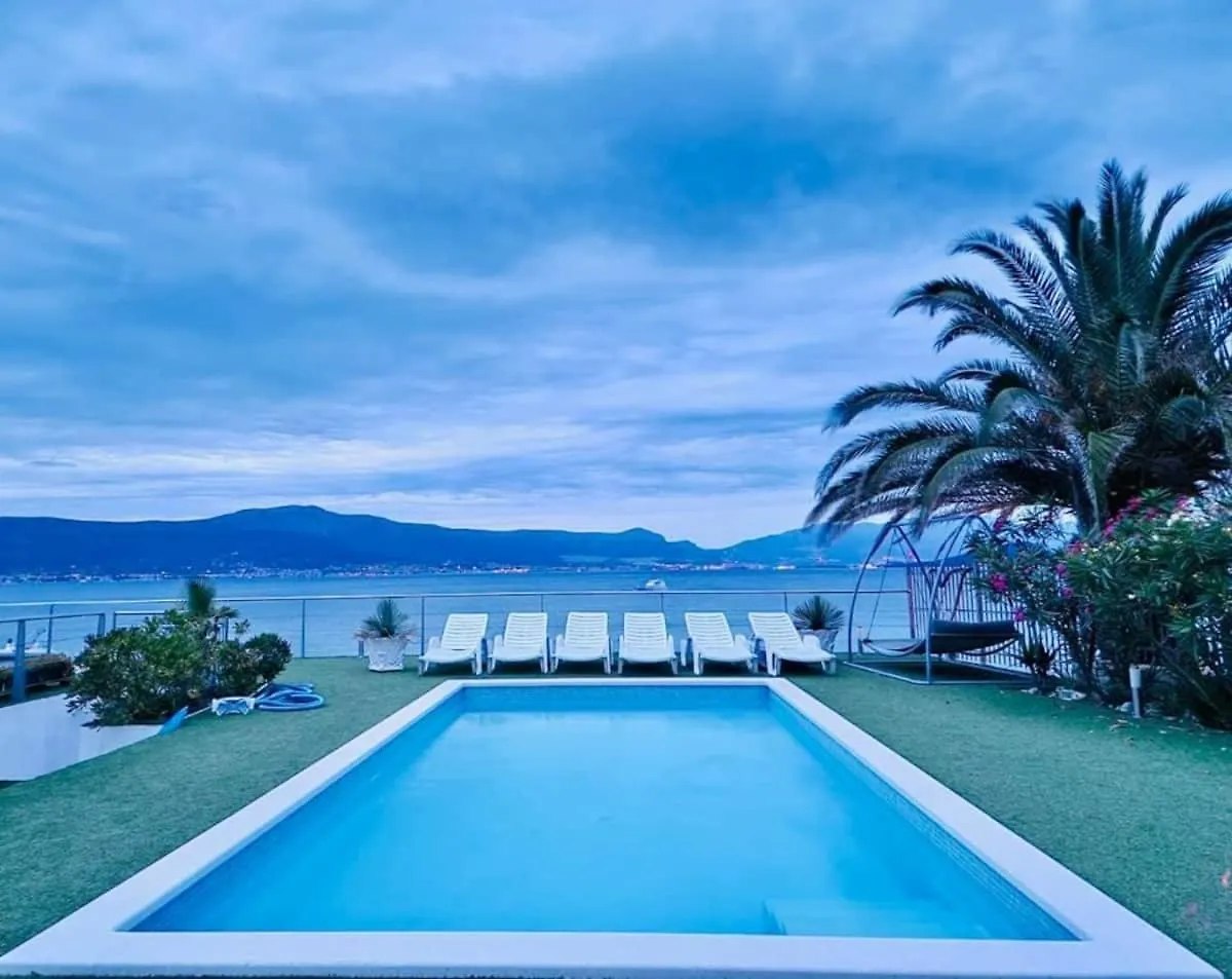 Seafront Villa For 9-10 People Slatine