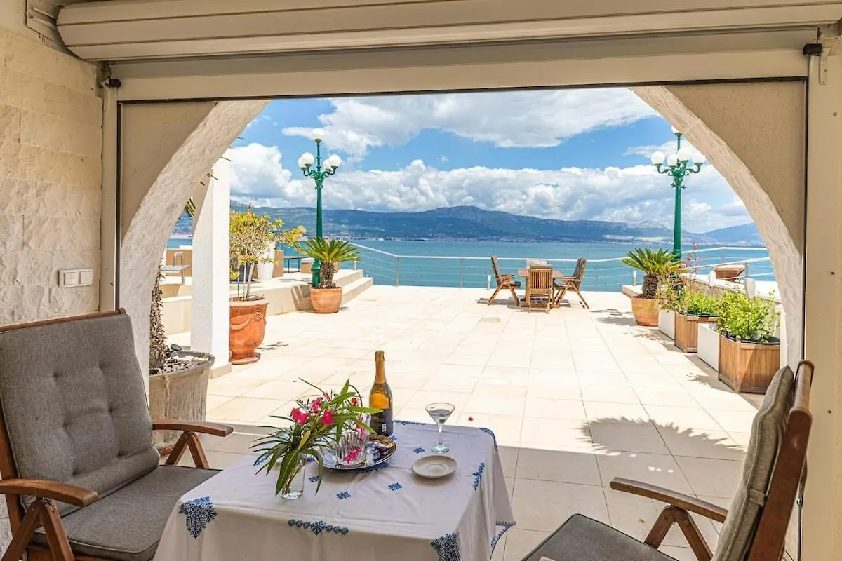 Seafront Villa For 9-10 People Slatine 0*,